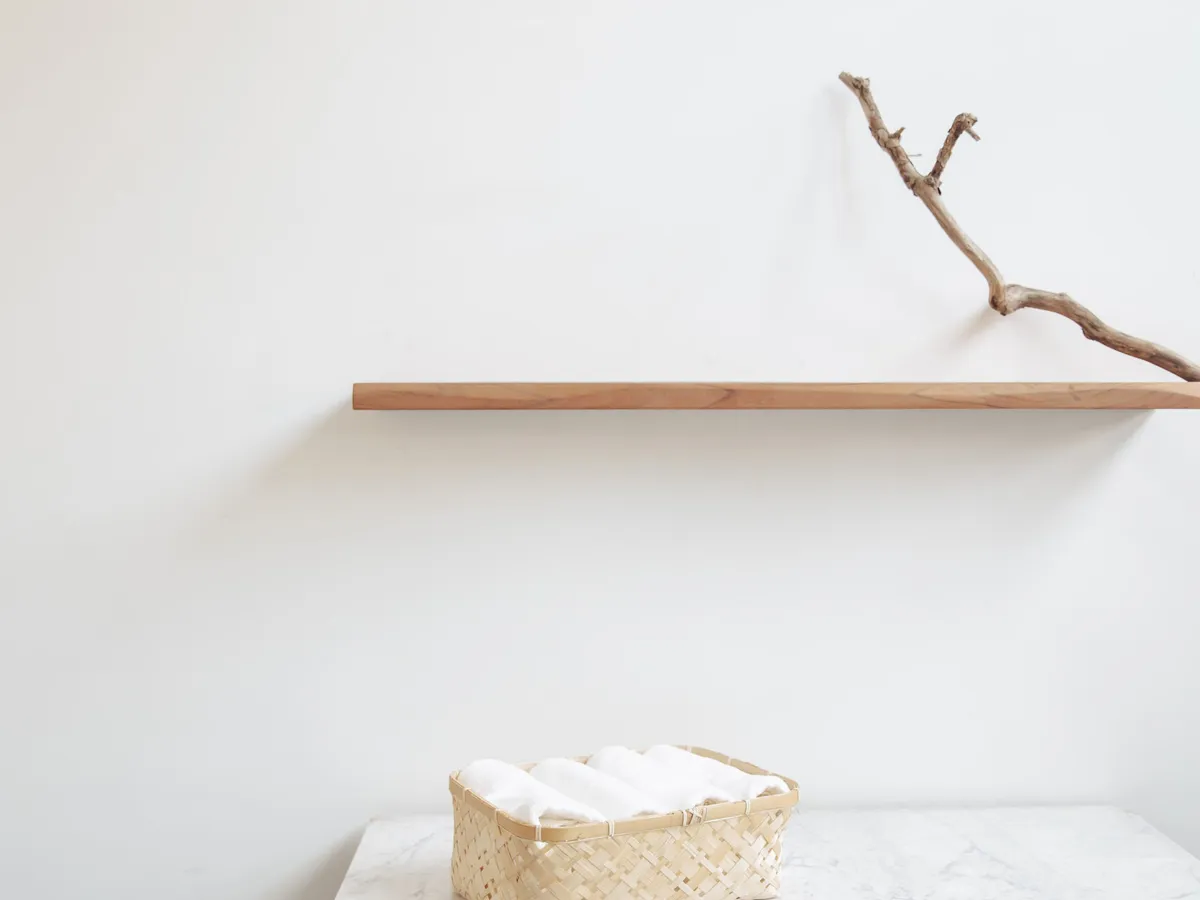 Rustig interieur met een eucalyptustakje in een glazen vaasje